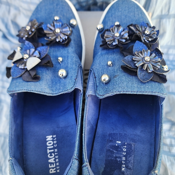 PLATFORM SNEAKERS SIZE 9 JEAN MATERIAL FLOWER DESIGN BY REACTION KENNETH COLE - Picture 2 of 4
